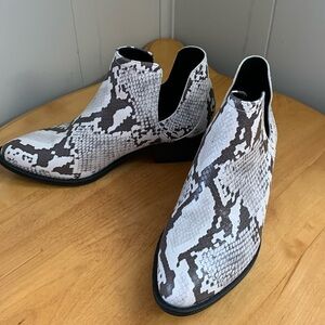 Intaglia Adelyn snake ankle booties women’s size 7 black white Faux snake EUC